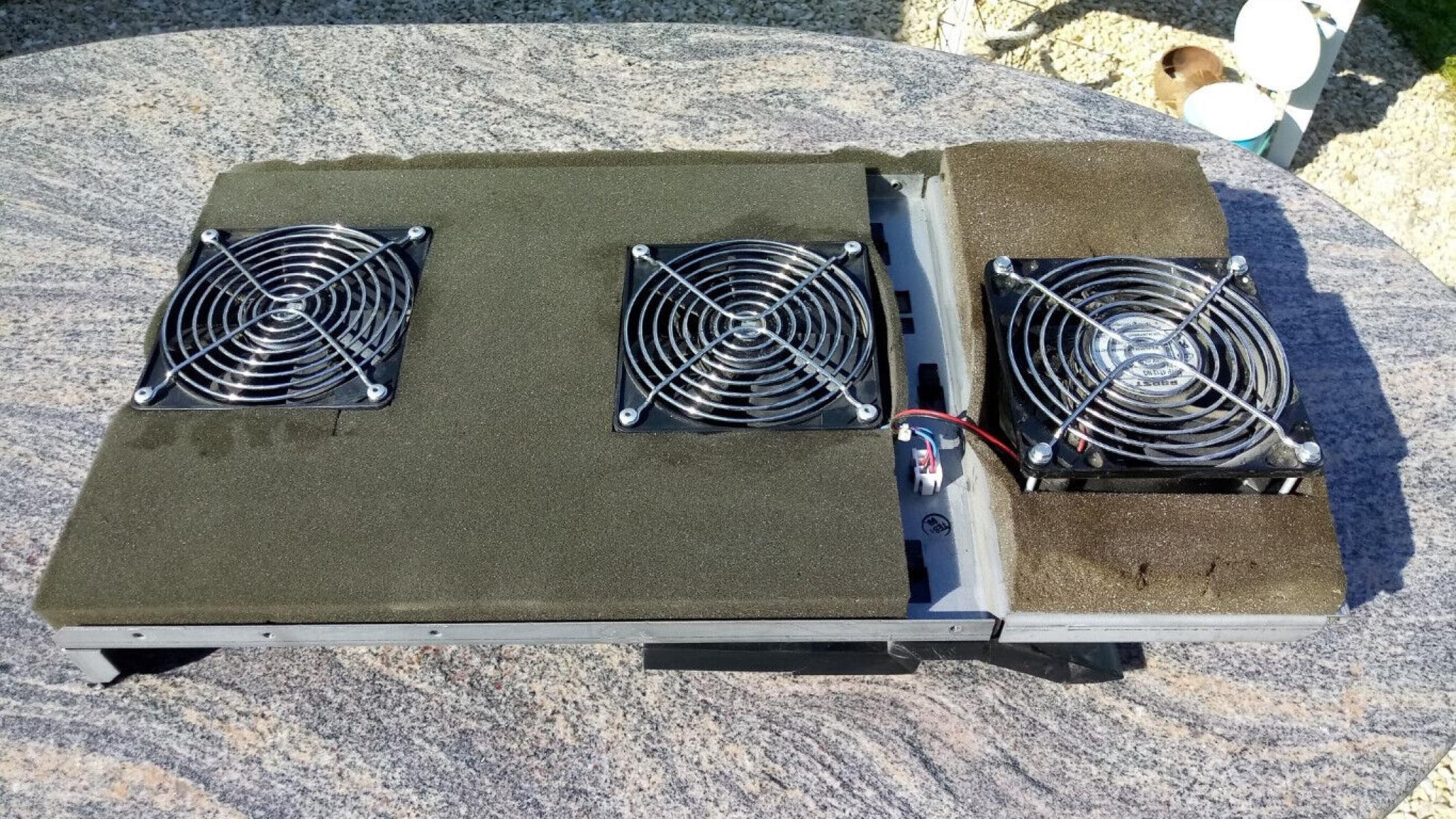 EBM Papst FA-325-300-003 Lüfter Fan von einer IBM AS400, € 99,- (8130 Frohnleiten)