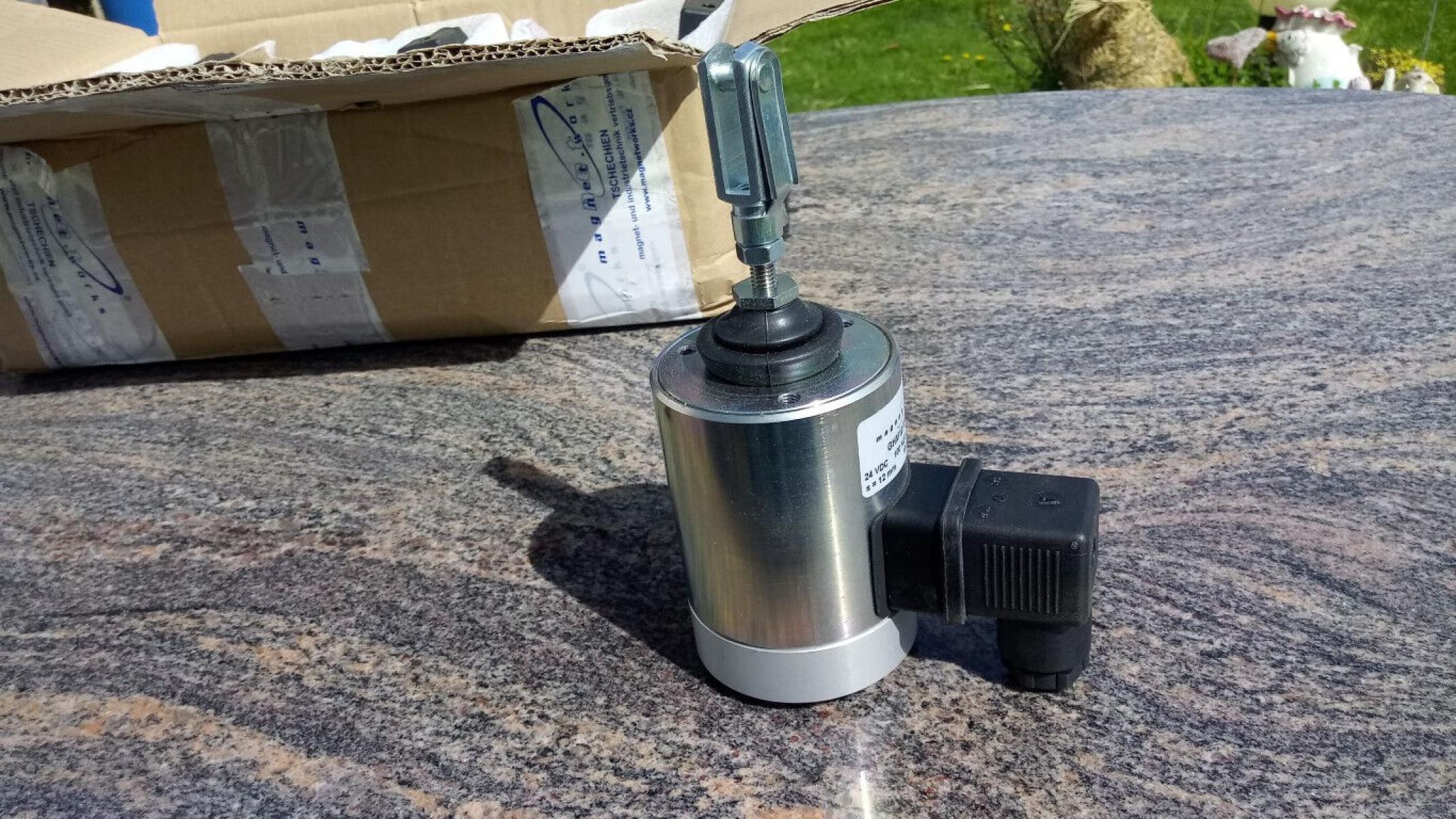 GS Einfachhubmagnet mit Rückstellfeder und Gabel GHM 12.024.003 24VDC 100%ED 26W, € 29,- (8130 Frohnleiten)