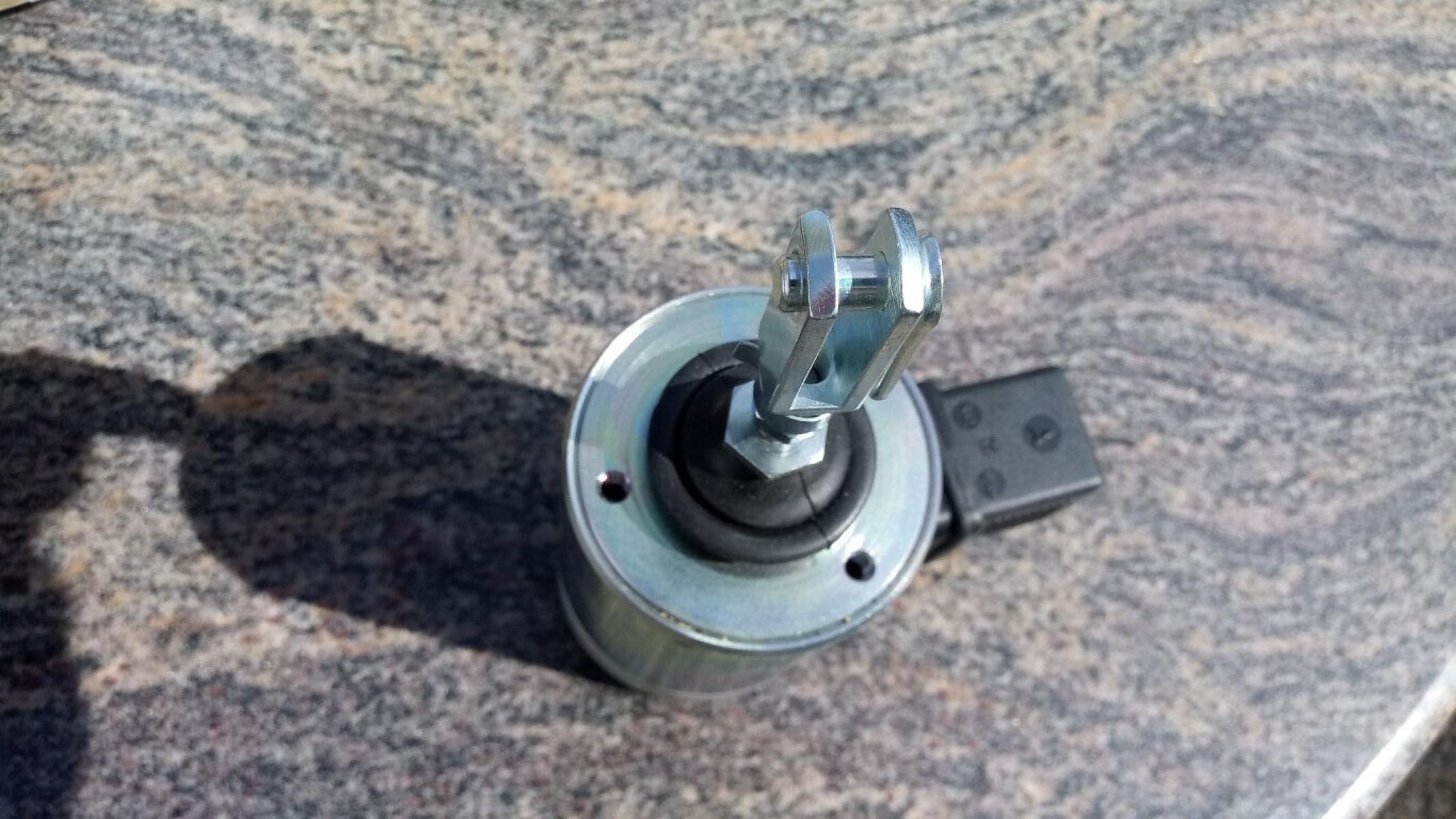 GS Einfachhubmagnet mit Rückstellfeder und Gabel GHM 12.024.003 24VDC 100%ED 26W, € 29,- (8130 Frohnleiten)