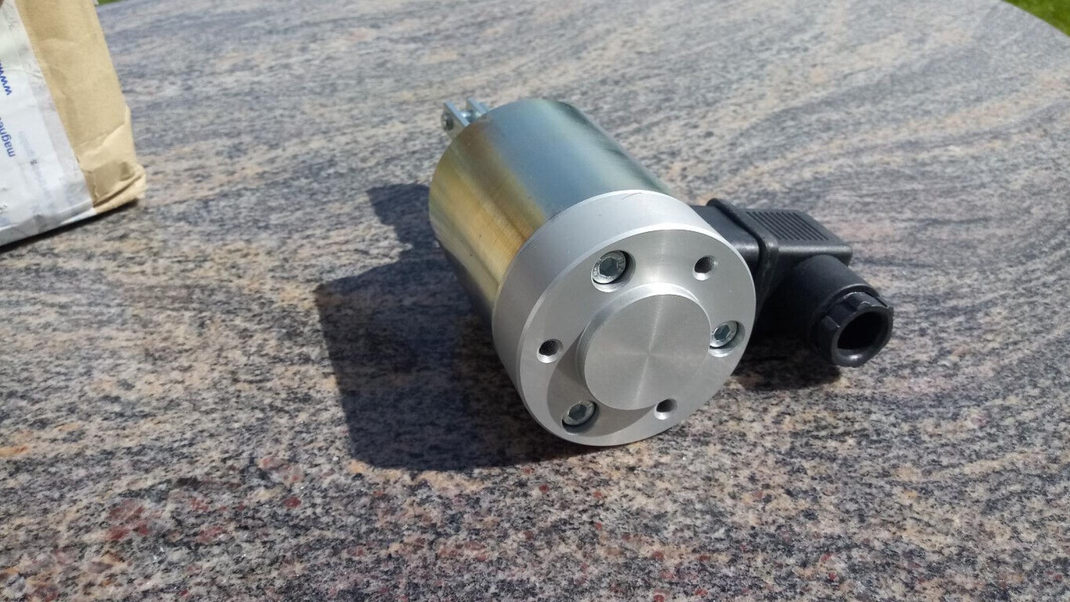 GS Einfachhubmagnet mit Rückstellfeder und Gabel GHM 12.024.003 24VDC 100%ED 26W, € 29,- (8130 Frohnleiten)