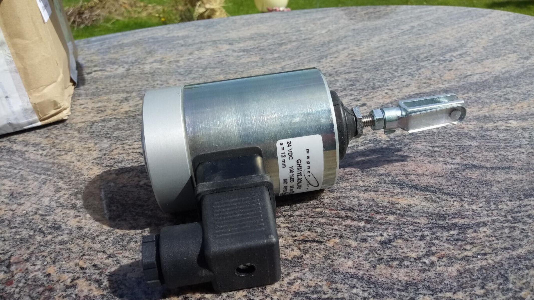 GS Einfachhubmagnet mit Rückstellfeder und Gabel GHM 12.024.003 24VDC 100%ED 26W, € 29,- (8130 Frohnleiten)