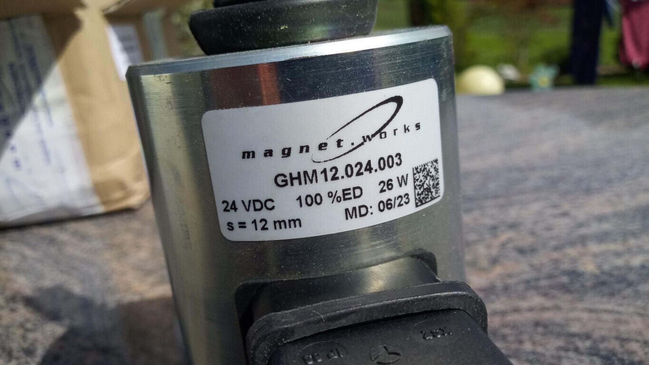 GS Einfachhubmagnet mit Rückstellfeder und Gabel GHM 12.024.003 24VDC 100%ED 26W, € 29,- (8130 Frohnleiten)