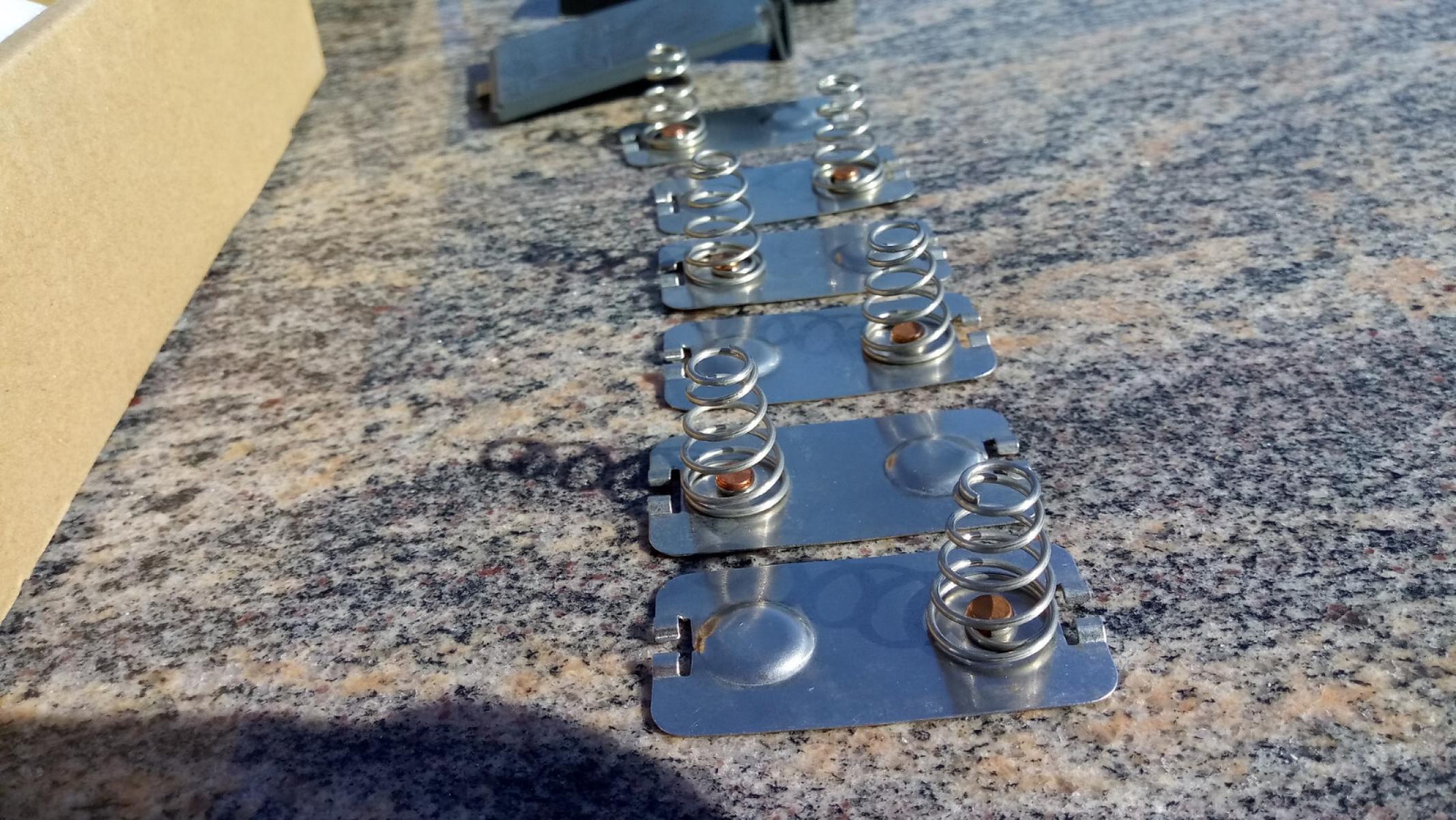 Ohaus Federplatten für Batterie für Ohaus Defender 3000, € 19,- (8130 Frohnleiten)